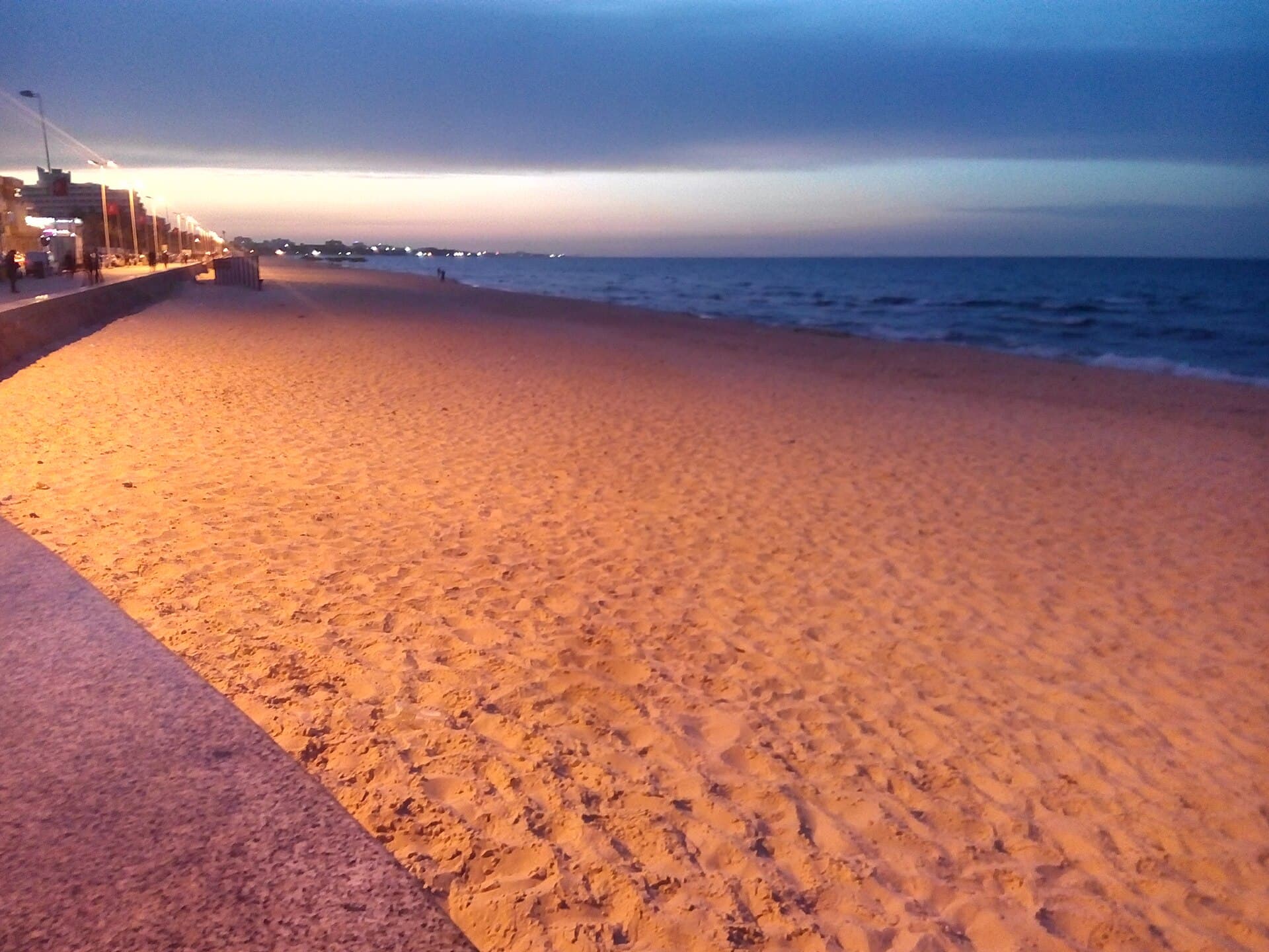 La plage de Boujaafar à Sousse au crépuscule, la mer encore tiède