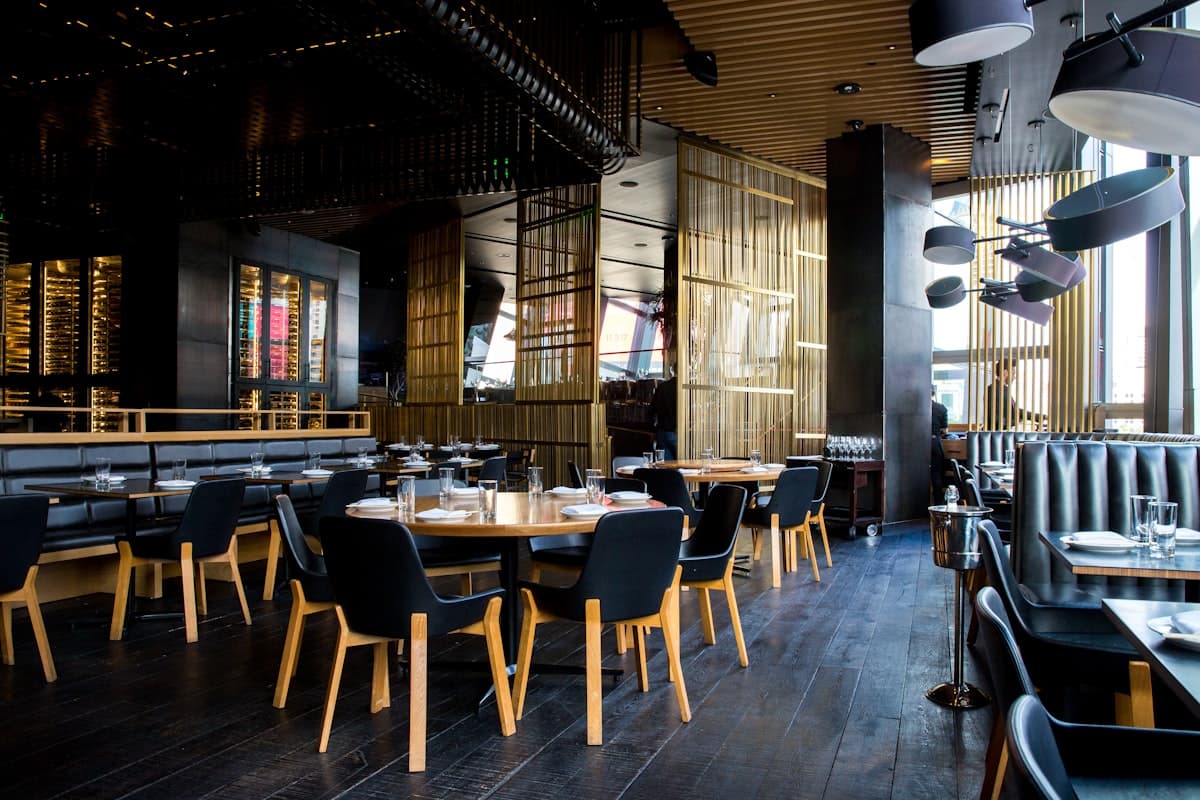 La salle du restaurant le soir, boiseries sombres et cave vitrée