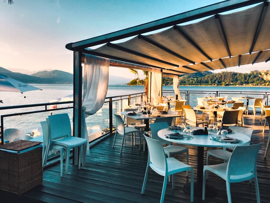 La terrasse dressée au-dessus de l'eau, voilage au vent du soir