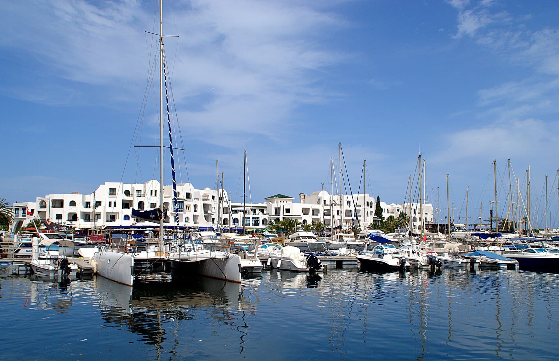 Voiliers amarrés devant les façades blanches de la marina de Port El Kantaoui