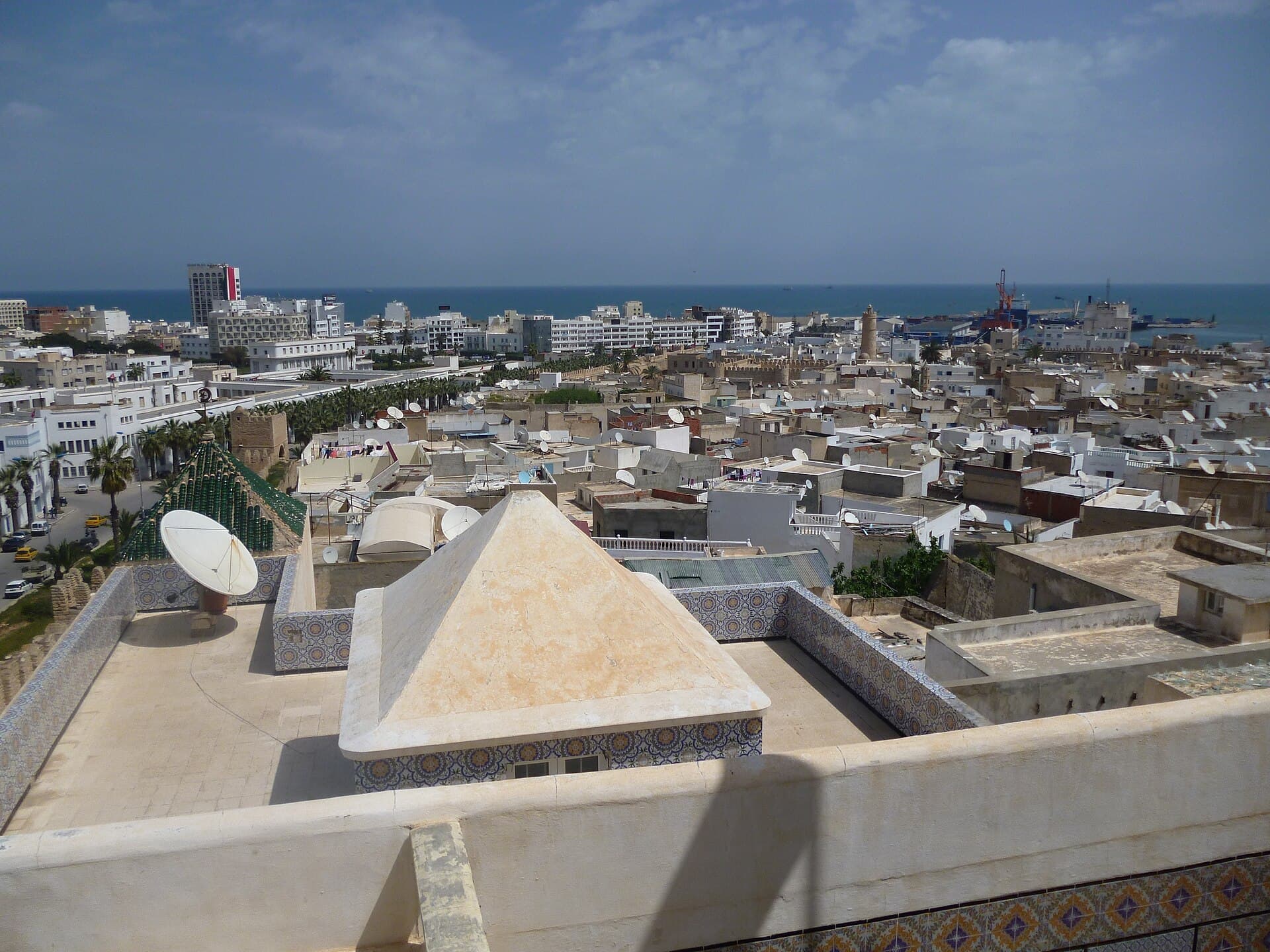 Les toits de la médina de Sousse, la mer Méditerranée à l'horizon