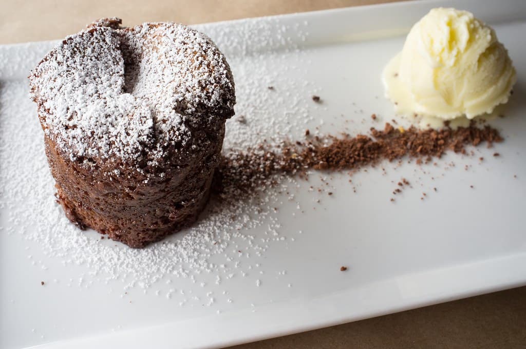 Fondant tiède dressé sur assiette longue, glace à la vanille