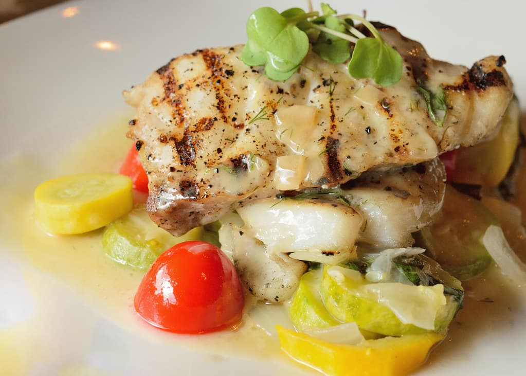Filet de poisson sauvage grillé, légumes du soleil et jus monté