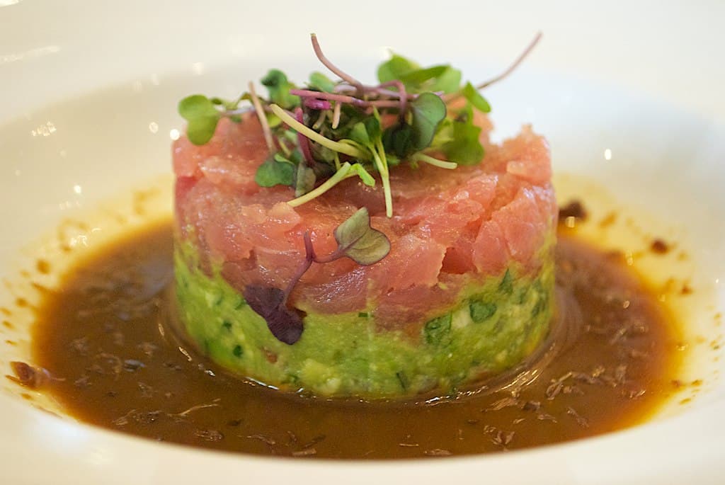 Tartare de thon rouge monté sur avocat, jeunes pousses et jus corsé